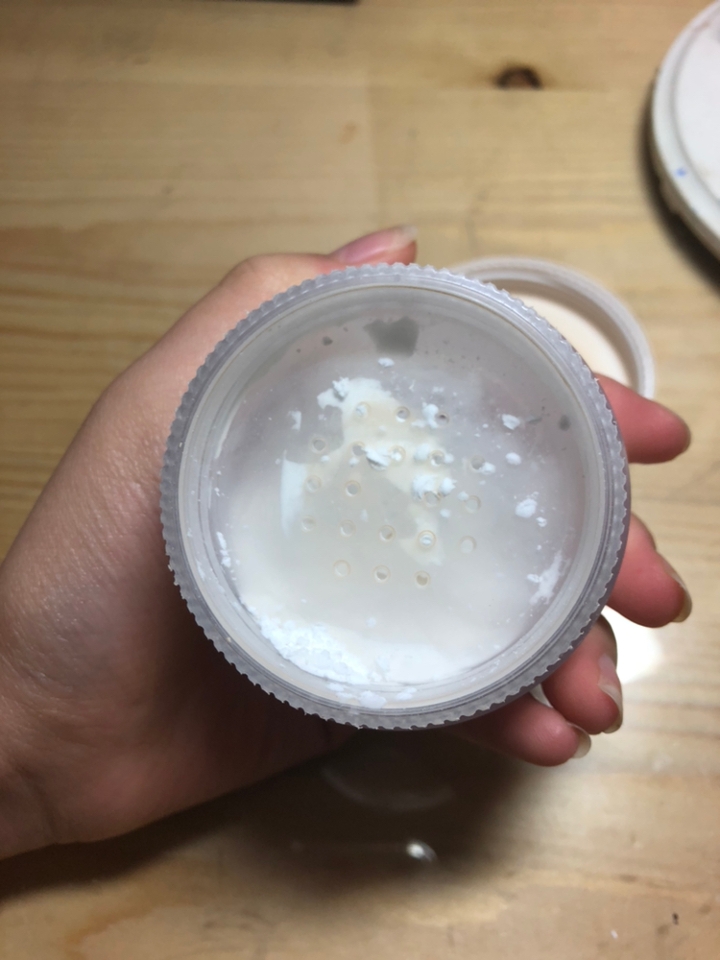 구멍이 뚫려있네요