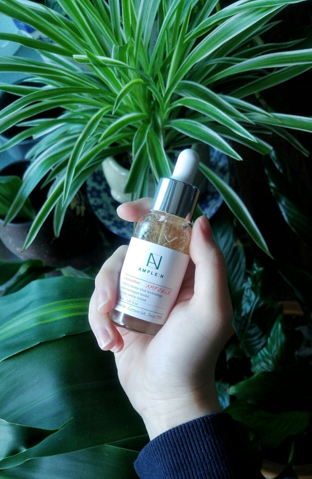 심플한 디자인이에요ㅎㅎ
사실 디자인만 보면 좀 고가의 앰플같아요ㅋㅋ
깔끔한 디자인이구 스포이드로 양조절하기도 편해요👍