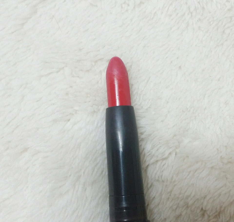 
색 예쁘고 발림성도 좋지만 너무 쨍한 레드라
무난하지 않아서 흰색옷 입는 봄여름에만 발라서
아직 저정도 남았어요