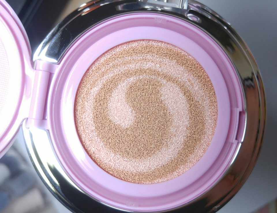 씰을 뜯자마자 보이는 회오리문양!
이 회오리의 핑크색 부분이 에센스에요ㅎㅎ
홈쇼핑에서 보던것처럼 예쁜 회오리!!🙊
확실히 이 쿠션은 써보니까 핑크베이스에요.
제가 사용한건 21호인데 제 피부에서는 자연스럽게 톤업되면서 텁텁함없이 맑게 올라와요👍