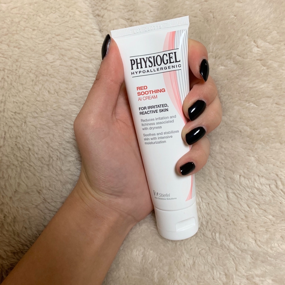 손에 딴 들어오는 사이즈예요!
이 제품은 진정보습효과+피부장벽강화+저자극 포뮬라라고해요!

인터넷에서 검색해봤는데 이 빨간색 피지오겔은 원래 피부과에서 사용하고, 국내에서는 판매를 안했다고 하더라구요!
(정보에 오류가 있다면 알려주세요! 수정하겠습니다)