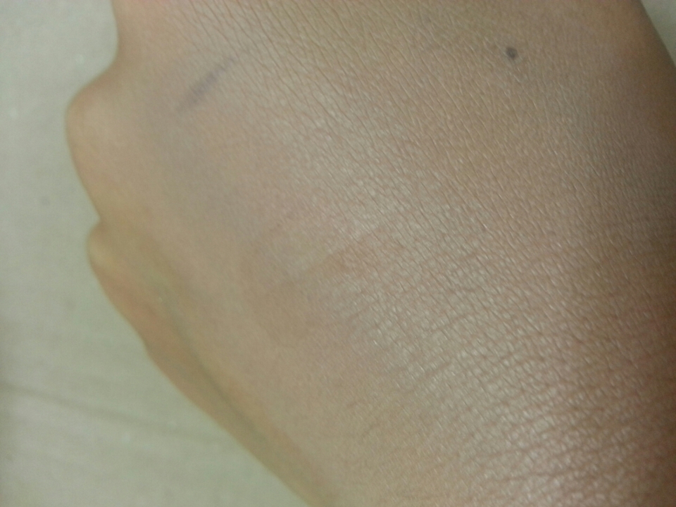 손톱으로 파운데이션을 칠한 부분을 살짝 긁었는데 저렇게 자국이 남았어요