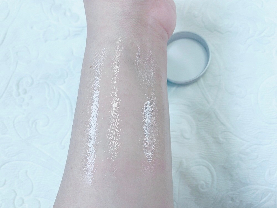 처음 발랐을때 제형이 젤크림 치고
살짝 무거운감이 있었어요!

그래서 화장 전에 사용한다면 살짝 밀릴것 같은
느낌 적인 느낌이 들었는데

계속 롤링을 해주고 찹찹 두드려주니
바로 스며들더라구요!!

무엇보다 진짜 안끈적해요!
얼굴에 손 갖다대도 끈적여서 묻어나오는게 없어요!

식물나라가 진짜 이런 산뜻한 제형을 
너무 잘 만드는것 같아요!



