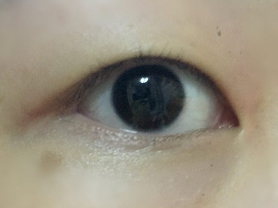 화장솜으로 속눈썹을 뜯듯이 클렌징해야 깨끗해져요ㅜ! 주변에 마스카라 가루가 남아있으니 이렇게 클렌징 한뒤에 클렌징폼으로 이중 세안 해줘야해용