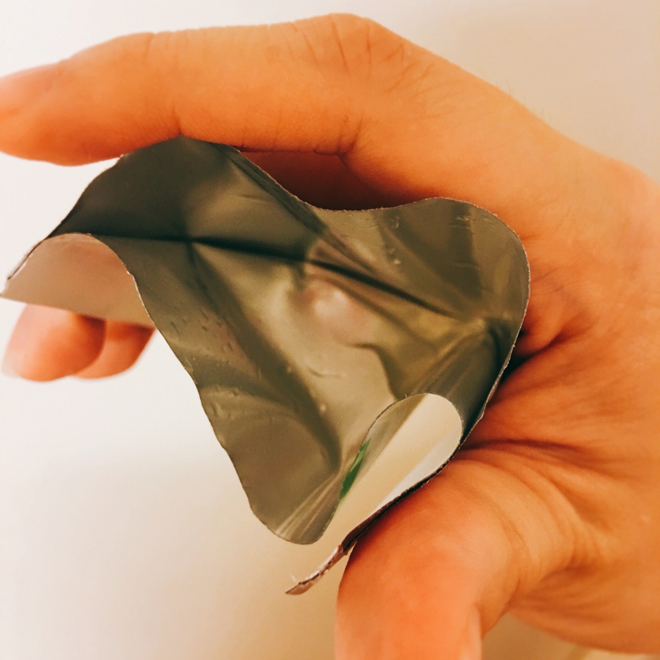 글구 이렇게 피지를 녹여주는 피같은 약품이 남아있는데
아까우니까 5분정도 지나서 굳어가는 패치 위에 
야무지게 뿌려주세요!

<혐.오.주.의>