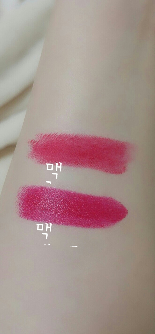 사진으로도 발림성차이로 바로 알아볼수있을만큼 루비우는 매트하구 맥레드는 촉촉해요😣
루비우는 정말 아무리 각도를 다르게 해도 저런광을 볼수없어요 그게바로 매트립의 매력이지요!