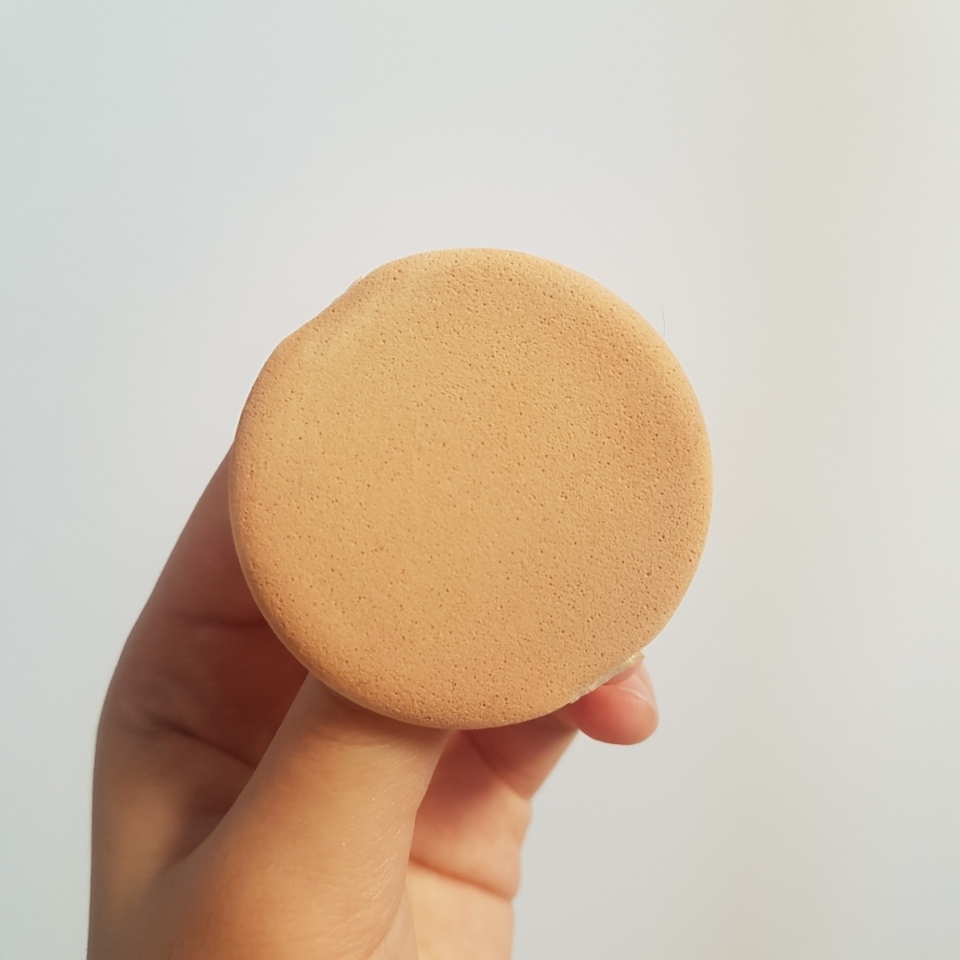 이렇게 더러워지는 데에
#퍼프 도 한 몫 하는 것 같아요!

약간 해면? 같은 텍스타일이 되어 있는 퍼프에요!
바를때에는 되~게 부드럽고
폭신한 느낌이 들어서 좋은데,
겉면까지 해면 같은 느낌이라
엄청 먼지 붙고 더러움 타더라구요ㅠ

그리고 에센스도 그 스펀지 구멍으로 통과해서
다 묻습니다~!!
나중이 되면 퍼프 자체가 촉촉해져서
사용할 수가 없어요ㅠㅠ