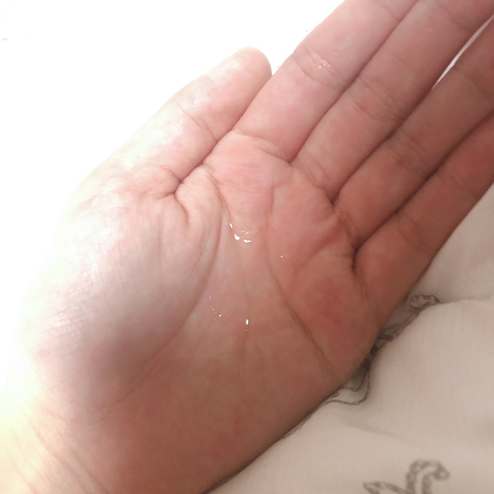 물처럼 흐르는 제형이에요
제가 코가 막혀서 그런건지는 모르겠는데 냄새가 그냥 물 냄새처럼 느껴져요 ㅋㅋㅋㅋㅋㅋㅋㅋ