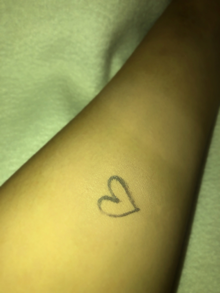 광이 나는 걸 보여드리기 위해 플래쉬를 터트려봤는데 잘 보이지 않네요ㅠㅜ 광이 진짜 이쁜 제품이거든요!! 직접 피부에 올린 사진에도 광이 잘 보이지 않는데 땀광? 같이 부담스러운 광이 아니라 은은하고 고급진 광이라 얼굴에 기름이 올라와도 자연스럽게 섞여서 이쁜 광이 된답니다!!