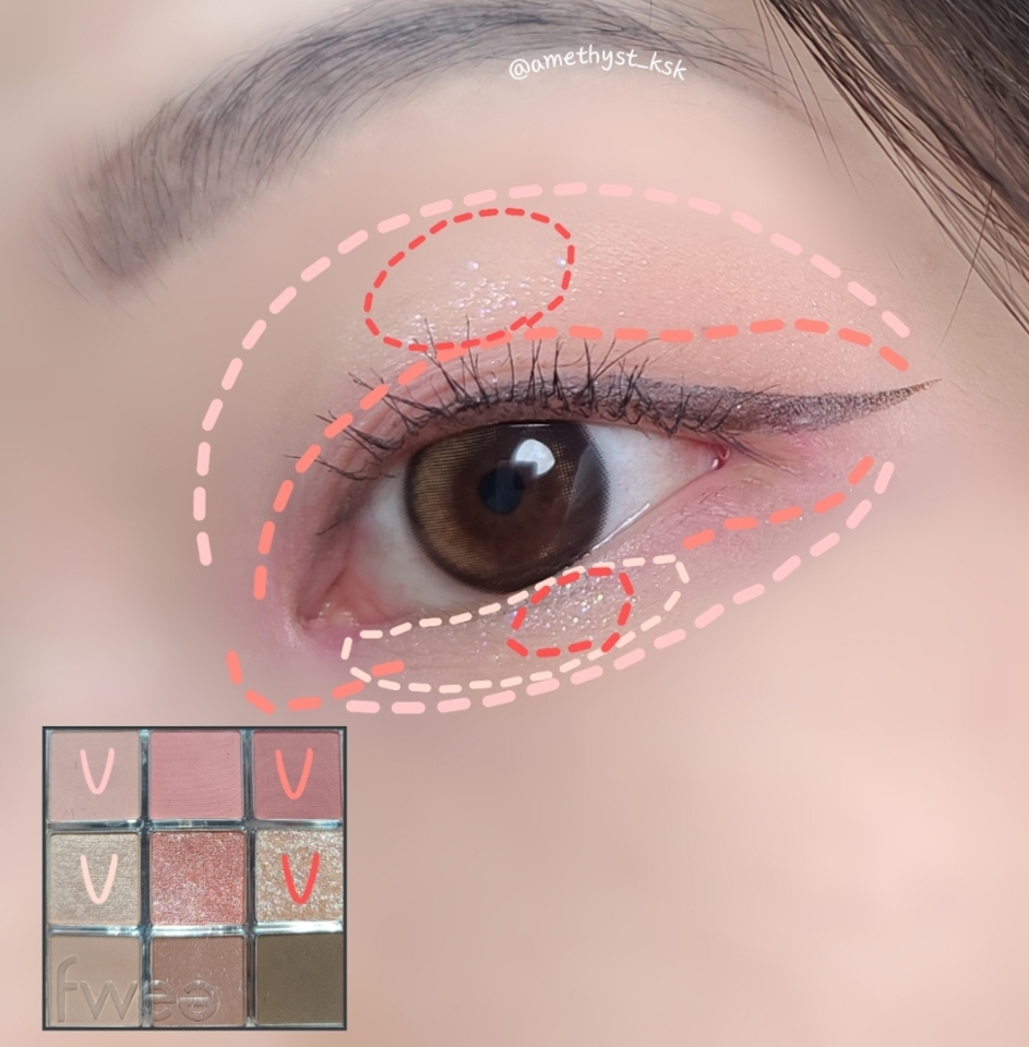 
저는 윗줄 두 컬러
가운데줄 두 컬러로 메이크업 완성했구요.
아랫줄 컬러도 활용하면 
애교살 그림자도 줄 수 있고 활용도 짱👍

🌟가운데 3번째 컬러는 정말 다채롭게 빛나는
모처럼 발견한 이쁜 글리터라서
요고 바르는 맛이 
장난 아니라는거 꼭 알려드리고 싶어요💗💗
#펄맛집 #펄장인 #글리터맛집

애교살에 올려도 짱이고
눈두덩 중앙에 올리는거도 심쿵💖💖


