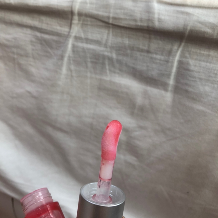 옆으로 돌려보면 약간 휘어있어요. 
아무래도 입술 모양에 맞춰서 바르기에 더 편한 모양으로 나왔나봐요!
아랫입술을 칠할 때 정말 편하답니다 👍🏻