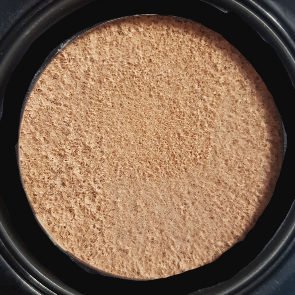 이 쿠션에서 가장 좋았던 것은 쿠션 내용물이 들어있는 스펀지였어요!

둘레가 너~무 지저분해서 
제가 검은색으로 임의로 칠했습니당ㅋㅋ

저 스폰지의 겉면을 보시면, 
되게 불규칙하게 되어있는 걸 알수 있는데
그래서 그런지 인공적인 느낌이 아니고
자연스럽게 꽉꽉 차있는 느낌이었어요!

상당히 망이 촘촘해서
푹 찍었을때, 스펀지가 포옥 들어가지 않고
약간 버팁니다!! 
그부분은 너무 좋았어요!탄탄한 느낌!!!

그리고 또 좋았던 건 #향 이었어요!
되게 고급스러운 향이 나느데,
에센스 향인 것 같았어요
좀 꽃향 같은게 나요!!