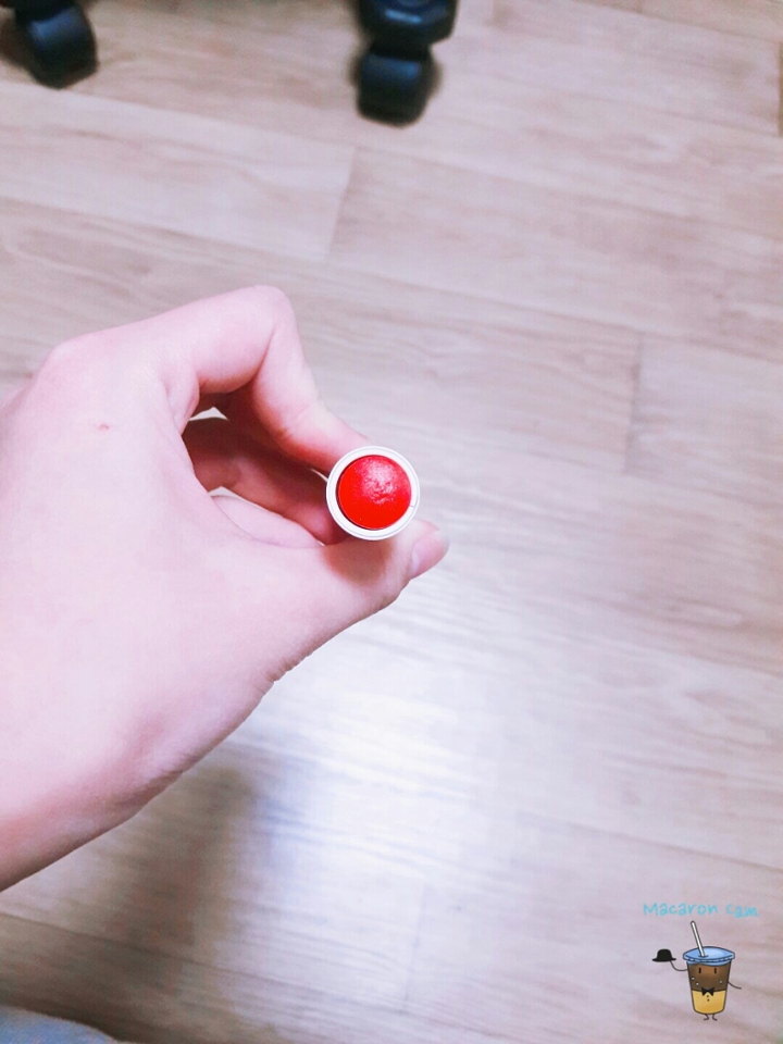 색깔은 쨍해 보이지만 발색했을때는 전혀 그렇지 않다는거!