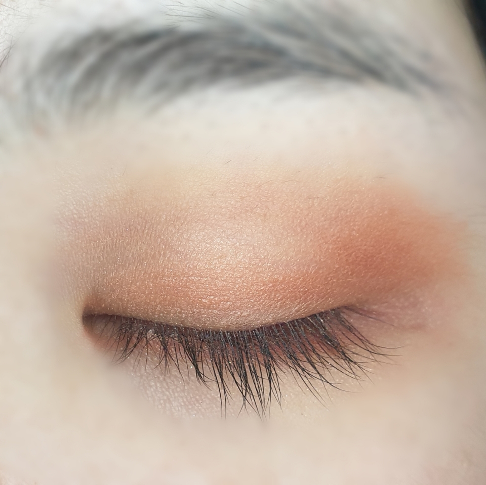 세로로 가장 짙게 음영을 줍니다!