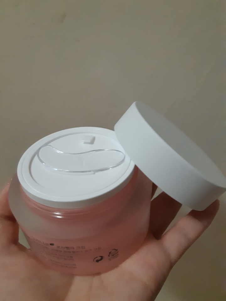 뚜껑을 열었습니당 저기저 투명함것은 스푼이에요! 저걸로 덜어서 바르면 될듯해용