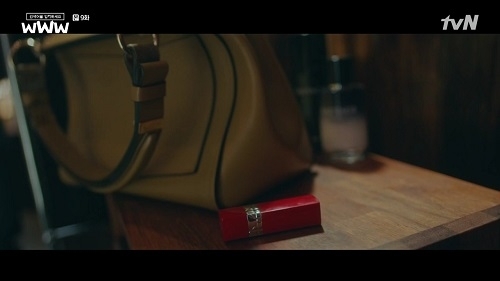 드라마 보는데 저랑 같은거 디올 울트라 루즈 쓰는거에요ㅋㅋㅋㅋㅋ 
심지어 찾아보니까 컬러도 555 울트라 키스로 같은거...ㅎㅎㅎ 괜히 임수정이랑 같은거 쓴다니까 더 설레구 난리네용ㅋㅋㅋㅋ
저는 써보니까 지속력이 은근 긴데 촉촉해서 여름에 데일리로 많이 쓰게 되는거 같아용ㅎㅎ