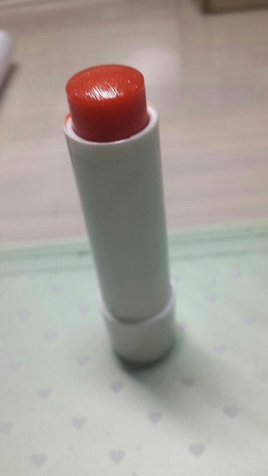이건스트로베리인데의외로무색일줄알았더니나름색이있었음..ㅋㅋ펄이아주쩔죠?ㅋㅋ근데입술에바르면그렇게펄감이많이돌지는않아요.향은그냥일반딸기향인데딸기시럽?그런향이에요.그닥좋지는않음.그렇다고너무강하게풍기는향도 아니에요.
이래봬도 겉보기엔 색도 짱짱한 레드임ㅋㅋ