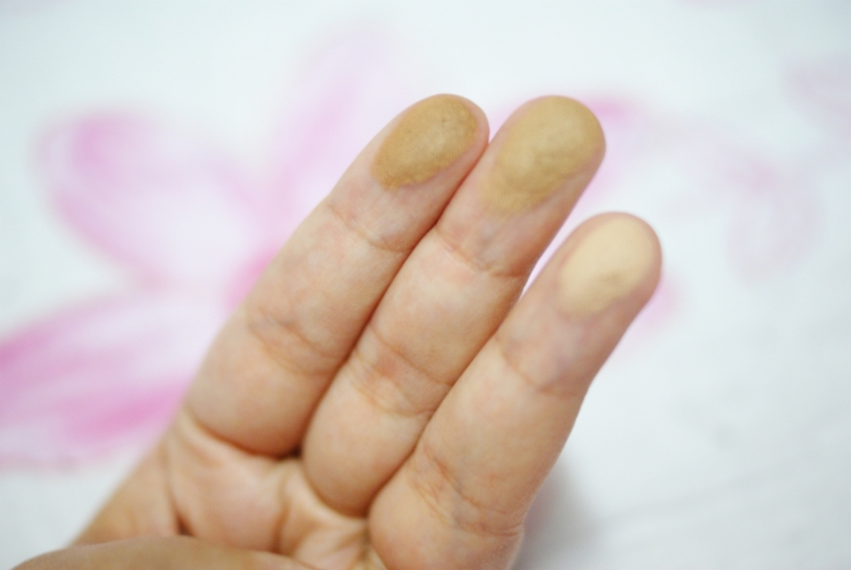 손에 문질문질 해 봤어요. 아... 초첨 안습.. 제 한계ㅠㅠ
보시다 시피 입자는 굉장히 고와요. 그래서  브러쉬 사용시 가루 쫌 날리지만 '뭐야 이 쓰레기는?' 할 정도는 아니니까 가볍게 넘어갈께요*^^* (최애템을 깎아내릴 순 없다는 의지) 
