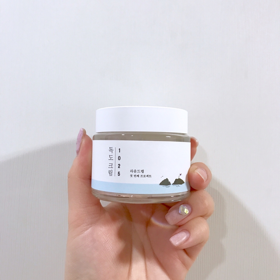 유리병으로 되어 있어서 위생적이구요!

스파츌라가 따로 들어있어서 덜어서 사용하기 좋았어용!