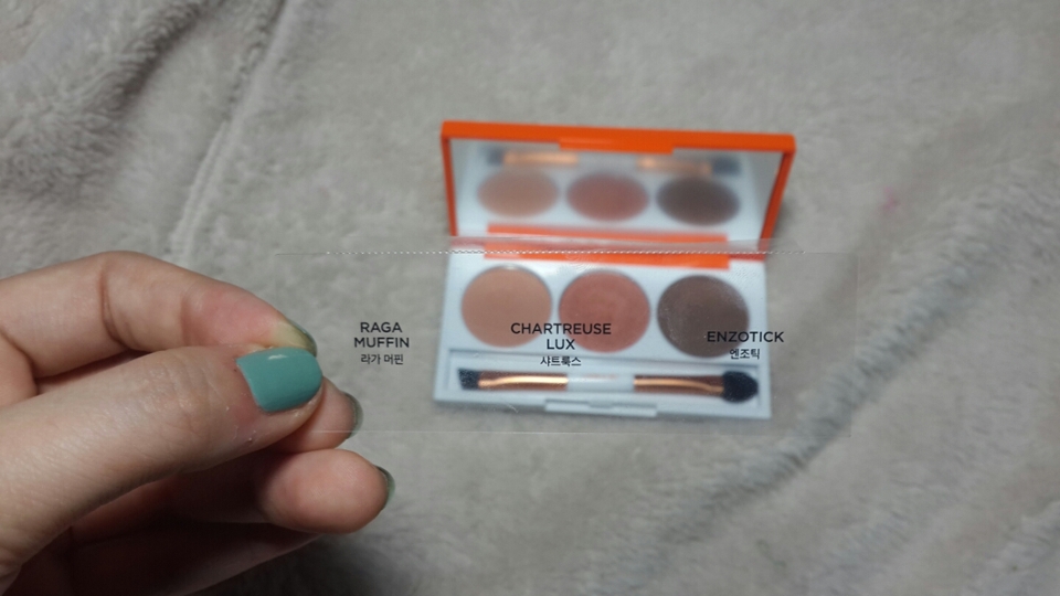 각 섀도우 이름이 적힌 필름지가 들어있어요ㅋㅋ펄럭거리는 제질은 아니고 쫌 딱딱한 필름지에요ㅋㅋ