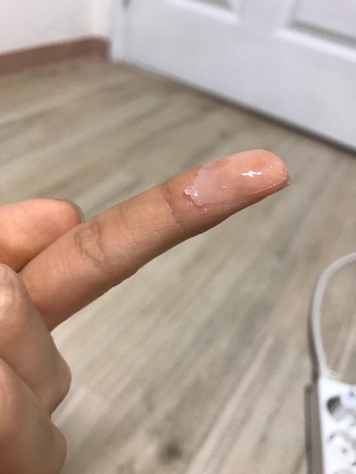 2. 제형
꾸덕하고 탄탄한 수분력을 보여드리기 위해 손으로 한 번 찍어 보았어요. 보시면 일반 수분크림은 훨씬 물기가 많아보이는 제형인데 그보다는 훨씬 꾸덕해서 젤 제형에 가까운 것을 보실 수 있을 거에요.
