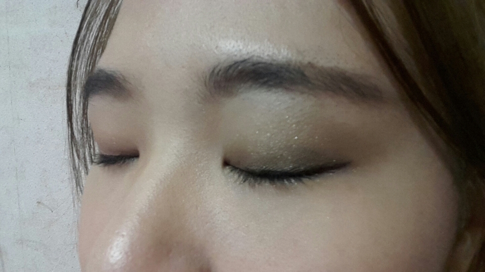 2번.카키와 회색이 만나면 메이크업
*저도 처음 써본 카키색 셰도우를 사용해서 1번 메이크업보단 차가운 느낌으로 셰도우를 조합해서 완성해 봤어요! 
*사용제품-
모노아이즈(얼쓰) 에뛰드하우스(별빛이먼지) 리오엘리(09번 어딕션 카키) 아이라인은같아요!