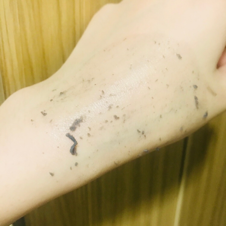 얘가 약간 물기?가 있어서? 촉촉해서 시간이 조금 지난 후에 문질러주면 더 좋아요!!!

시간 1-3분 후 문질러주면 저렇게 때처럼 나옵니당