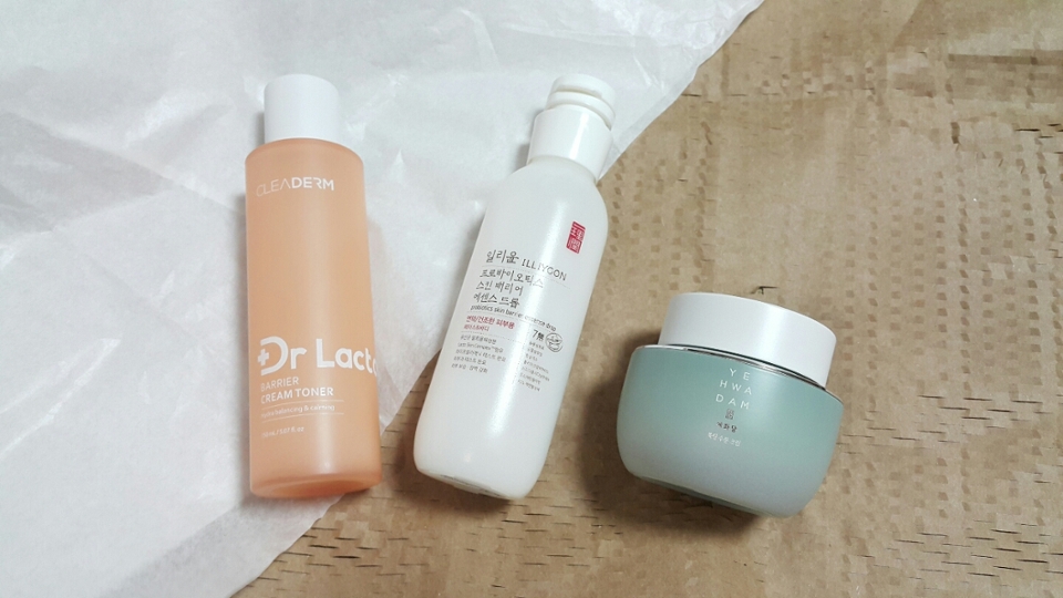 
6. 유산균 보습 진정 스킨케어 루틴

피부가 트러블이 심하다기보단 피부재생이 약간 필요해보이고 수분감이 좀 필요할 때 사용하는 루틴이에요!

✔ 클리덤 닥터락토 배리어 크림 토너
✔ 일리윤 프로바이오틱스 에센스 드롭
✔ 예화담 쑥딩 수분 크림


🌿 루틴) 일리윤 에센스 드롭을 2번정도 흡수시켜주고 (스킨팩도 됩니다) 닥터락토 토너를 흡토해주고 다 흡수되면 쑥딩크림을 좀 듬뿍 얹어둡니다.
그리고 자기 전에 일부는 크림토너 묻힌 스펀지화장솜으로 스치듯이 닦아 일부 덜어내주세요.

⚠ 피부에 먹는 양이 한정되어있기도 하고 전 수분크림도 너무 많이 바르면 트러블 일어나는 수부지 복합성 피부라 덜어내는 거고 건조하신 분들은 굳이 안 덜어내시고 두드려서 흡수 더 해주시고 그냥 주무셔도 됩니다! ⚠

