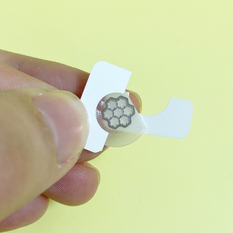 제품은 이렇게 최대한 위생적으로 사용할 수 있도록 
구성이 돼 있습니다.

최대한 오염물질이 묻지 않게 
패치를 떼 낼 수 있어 좋더라고요.