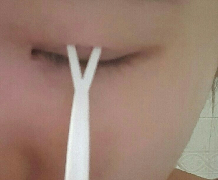노세범을 생눈에 토닥토닥 해줍니다 눈썹그리기 전에도 해주시면 잘 안번지고 좋은거같아요
그리고 와이자가 있는 방향으로 눈을 그어주세요 살살 자기눈에 잘어울리고 이쁜 쌍커풀이 생길때까지 그어보세요 그러면 쌍커풀 선이 흐릿하게 생길거에요 그때