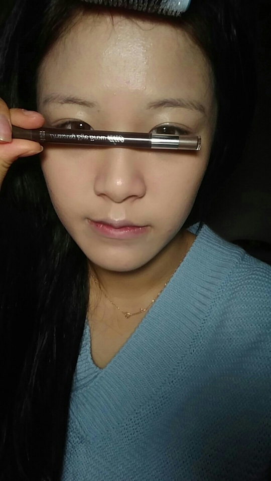에뛰드브로우로 눈썹을 예쁘게 그려줘요!저는 눈이좀쳐지고 긴얼굴형이라 살짝올라간 일자 눈썹으로그려주었어요