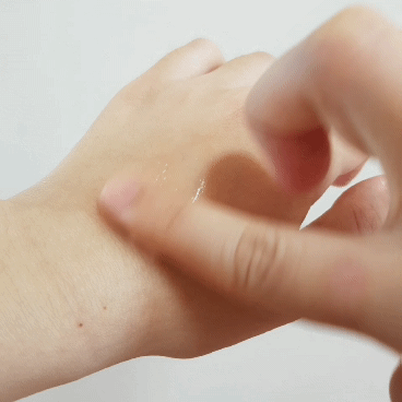 
▶사용감◀ 

앞서 말씀드렸듯이 제형 자체가 수분감....
보다는 유분감이 느껴지는 제품이에요. 
수분크림보다는 보습크림에 가까운?

흡수가 깔끔하게 되는 제품은 아니었으며, 
산뜻하게 마무리되기 보다는 번들거림이 남더라구요. 

여름에는 아침에 세안하고 이 제품 바르면 오후되면 개기름이 좌글좌글.......!😭 
보습 레벨 2가 이 정도인데, 보습 레벨 4는 도대체...ㅋㅋㅋㅋㅋㅋㅋ

그러나 이러한 유분감 때문인지 환절기나 가을,겨울에 사용하기 좋더라구요 ㅎㅎㅎ


