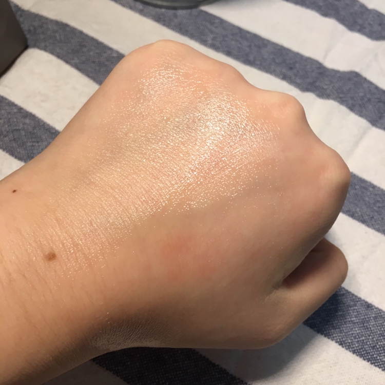 얇은 보습막을 하나 만들어준다는 느낌이 확 드는 
흡수력이에요. 피부에 코팅을 시켜주는 것 같아요 .

그렇지만 크림이 아닌 로션이다보니까 금방 마르더라구요. 때문에 수분크림도 잊지말고 발라주세요 !!