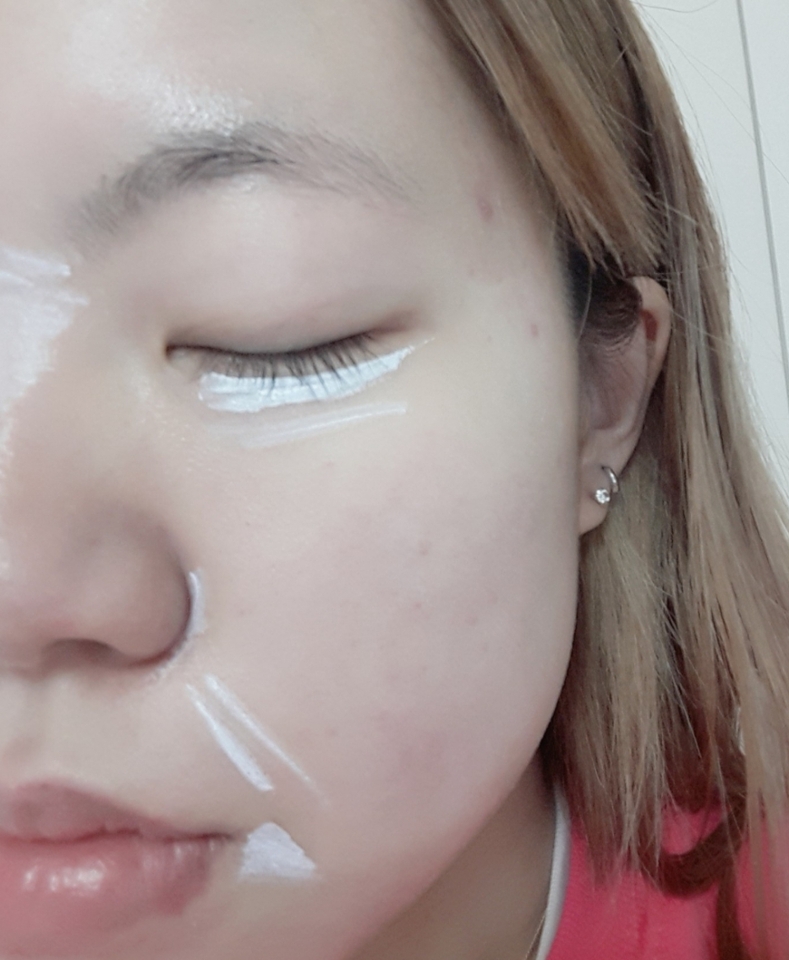 칙칙한곳에 코렉팅을 해주는데요, 눈밑은 붉은색, 볼에 홍조는 민트나 초록색, 콧대나 입가 누런곳에 보라색으로 코렉팅 해줍니다. 
- 아리따움 리얼앰플. 퍼플