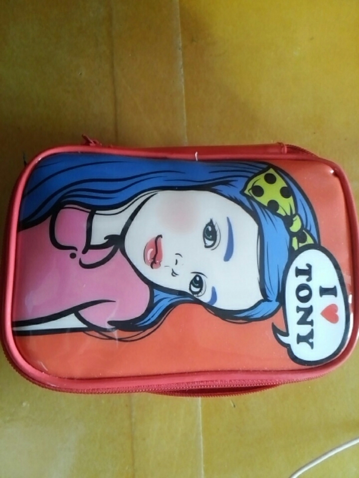 파우치 소개부터 할게용💓
토니모리에서 7800원 주고 산 파우치입니당 저렴한가격에 저정도 크기면 진짜 잘 삿다고 생각해융😀😣