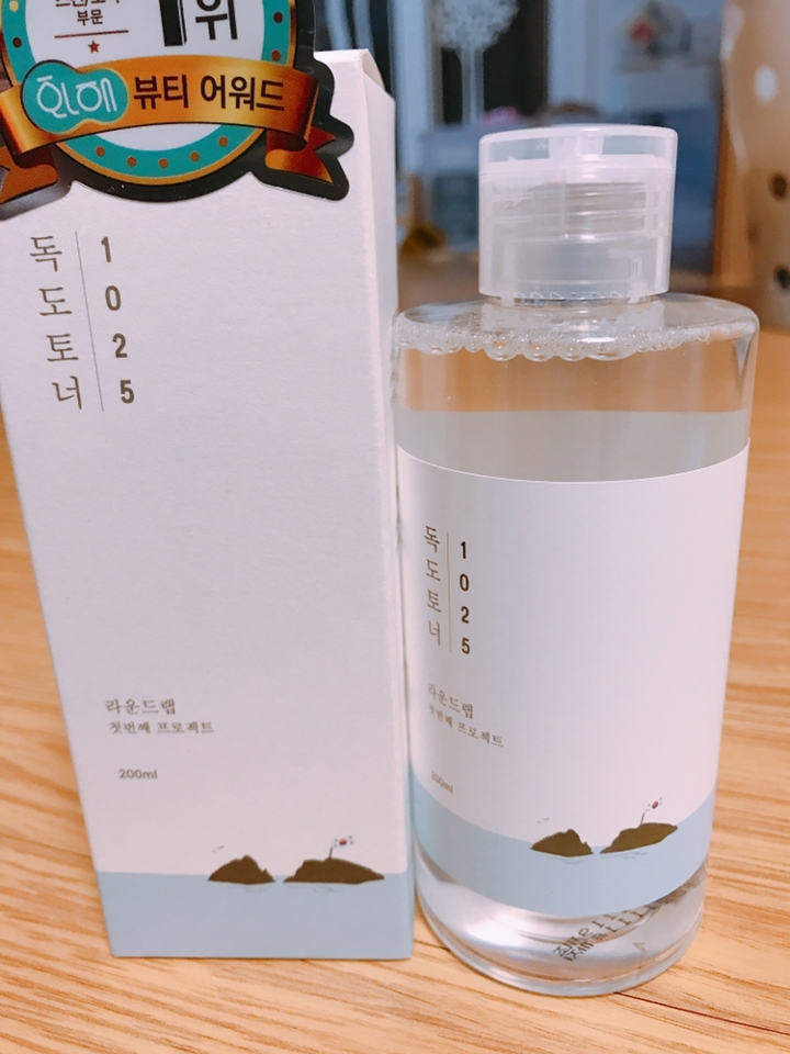 독도토너는 많이 들어봤었지만 사용하는 건 이번이 처음이에요! 들어봤을 땐 독도? 토너이름이 독도라 특이하면서도 뭔가 좋았거든요! 우리땅 독도 ㅎㅎ
뭔가 첫느낌이 굉장히 순하고 맑고 깨끗할 것 같은 느낌이었습니다!
외관도 독도가 딱 포인트로 보이고 나머지는 흰색으로 굉장히 깨끗한 이미지 같아요^^
