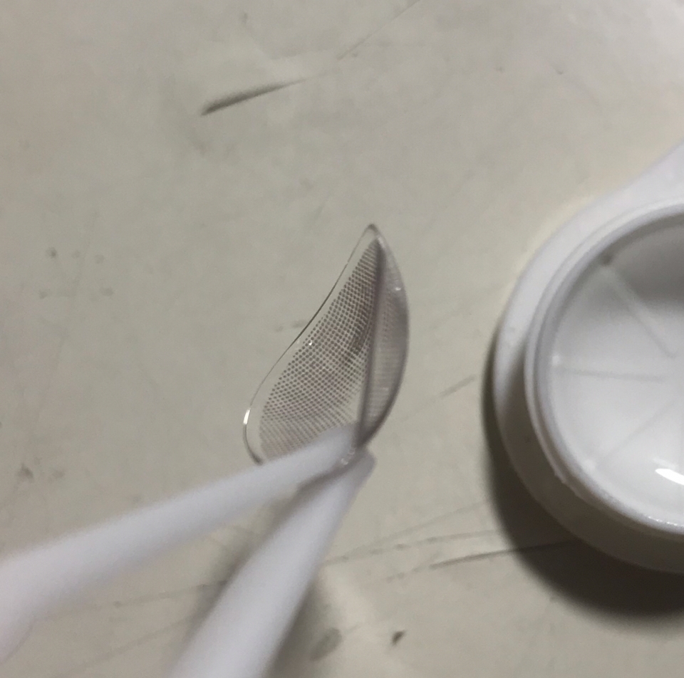 렌즈 자체가 굉장히 얇아서 착용감도 좋고 눈에 큰 무리도 없었어요! 장시간 이동하면서 2-3번 잠들었는데 1-2번 자고 일어났을 때도 뻑뻑하지도 않고 다른 렌즈에 비해 괜찮았습니다!!

