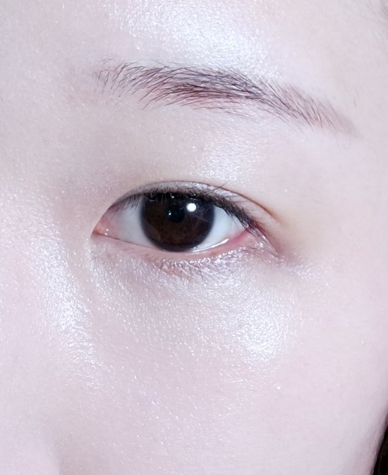 우선 저는 작년 9월에 눈썹 문신을 했습니다만,
제가 원하는 갈색의 자연스런 느낌은 도저히 안나더라구요 ㅎㅎ 그래서 리터칭안받고
지워지길 기다리는 상태고 지금은 많이 지워졌어요! 게다가 커버력 좋은 파운데이션으로 덮어주고 나니 문신한건 많이 안보이죠?