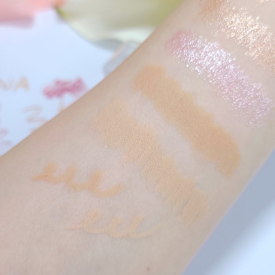 컨실러인 크림과 멜로우는 21호, 23호로 나오긴 했지만 개인적으로는 반톤 정도 어둡다고 느껴졌어요

​

그치만 국소 부위 커버에는 요 정도 색감이 딱 적당하다는거!!

​

진한 잡티를 가릴 때는 한 톤 어두운 컨실러로 먼저 커버 후 파데를 얹어야 완벽하게 가릴 수 있거든요

​

특히 진한 점이나 깨알처럼 콕콕 박힌 기미 커버에는 요거 만한 게 없슈😉

