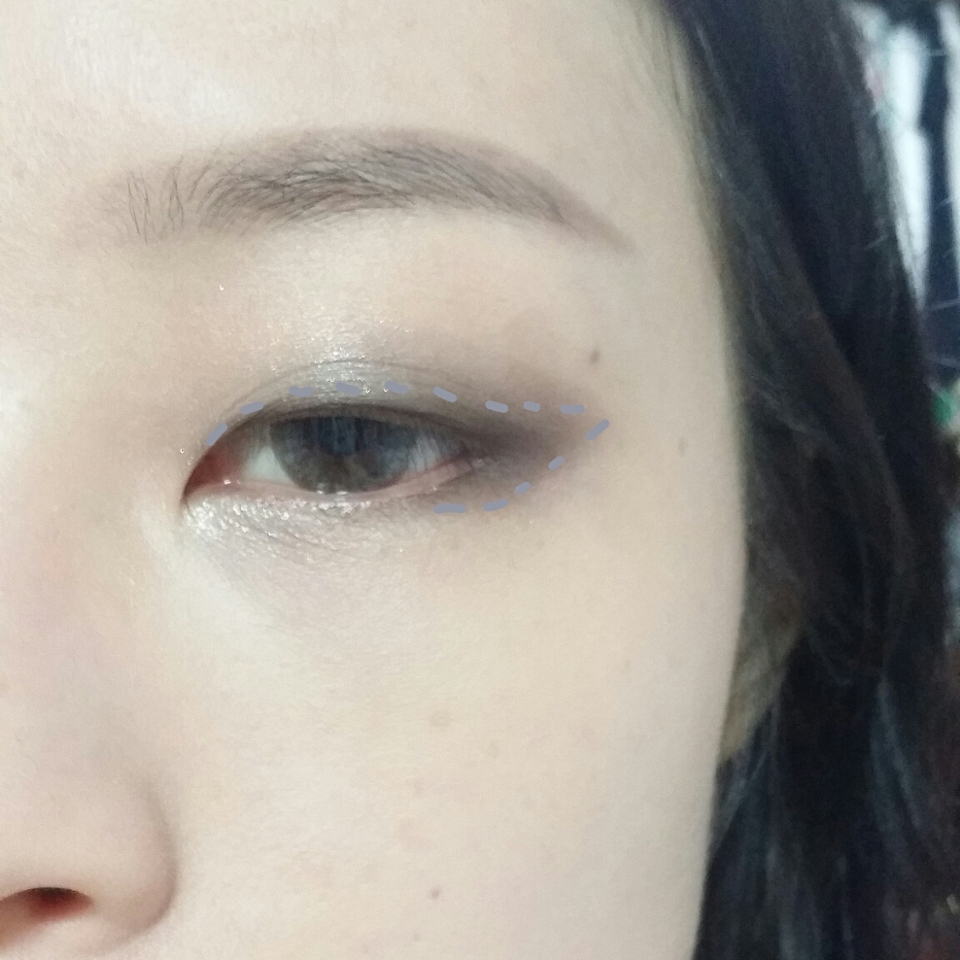 4번 펄이들어간 검은 섀도우를 쌍꺼풀 반정도 눈라인을 따라바르고 홀쪽으로도 살짝 발라 눈을 또렷하게 만들어줬어요 언더도 삼각존에 발라줬어요