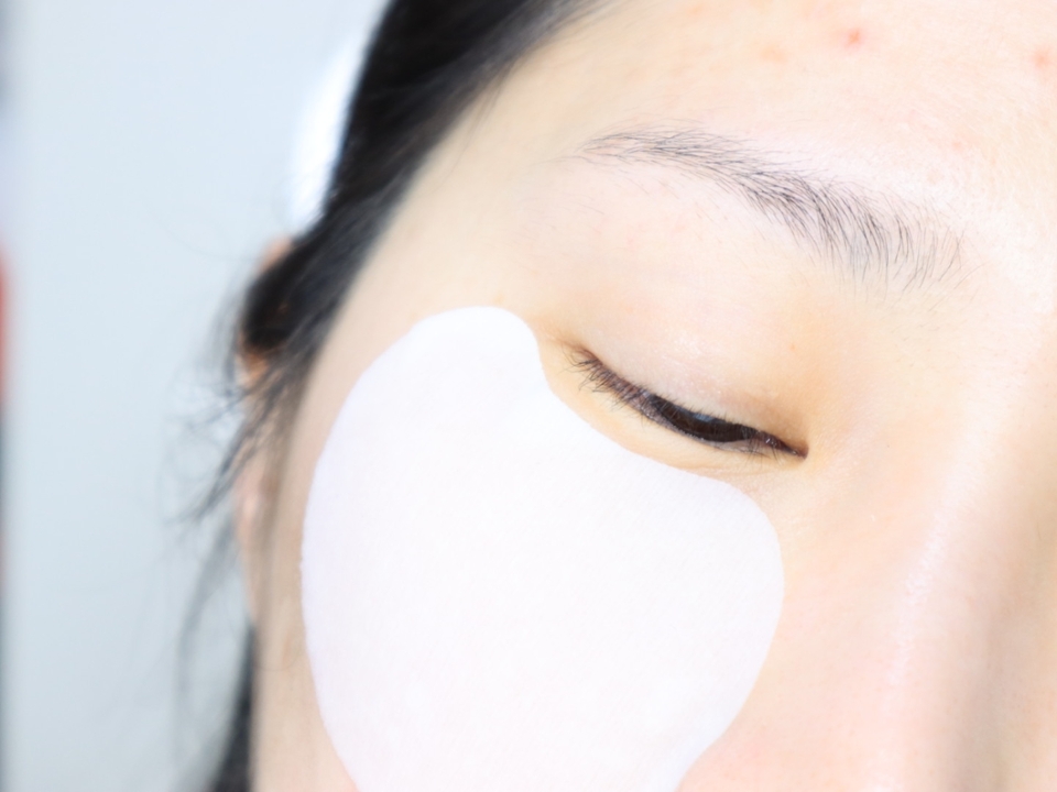 이거는 딱 꺼냈을때 바로붙인 기본형 ! 미샤의 패드가 정말 매력적이다싶은게
패드를 가장 많이 붙이게되는건 이렇게 나비존과 이마인데 약간의 굴곡이있어서
눈밑에 붙이기좋더라구요. 이모양이 좋은이유가 아이케어로 눈가의 주름까지 딱 원하는대로 덮어줄수있더라구요.

