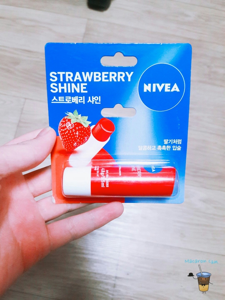 니베아 립케어 후르티샤인 스트로베리
올리브영에서 오늘까지 2800원으로 세일해서 데려왔어요!