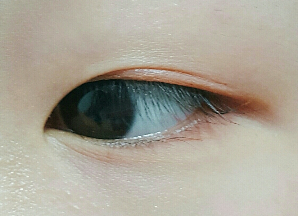 그리고 눈 뒷쪽에만 쌍꺼풀라인까지 톤다운된 어두운 인디핑크..? 색상의 섀도우를 발라주었어용 
그리고 언더라인 삼각존에도 옅게 발라줍니다!

*에뛰드하우스 룩 앳 마이 아이즈 여인의 코트 사용