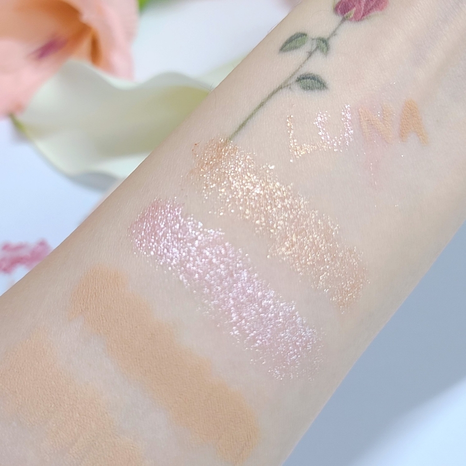 글리터는 확실히 브러쉬 보다는 손가락으로 바르는게 예쁜데, 눈 앞머리나 애교살은 소thㅔ지같은 손가락으로 바르기에는 영 투박한 느낌🖖🖖 

​

플레쉬와 글레이즈는 모두 펄 자체도 자글자글 영롱하지만, 눈물라인이나 눈 앞머리처럼 딱 필요한 곳에 정교하게 바를 수 있어서 좋더라구요

​

오밀조밀한 느낌으로 섬세한 라인을 채워 메이크업 완성도가 훅 올라가요!

