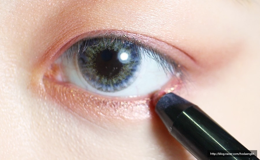 금펄이 있는 핑크색 아이라이너를 눈 언더점막에 살살 칠해줍니다
사용제품 : #딜라잇18 노라이너 라이너 도

