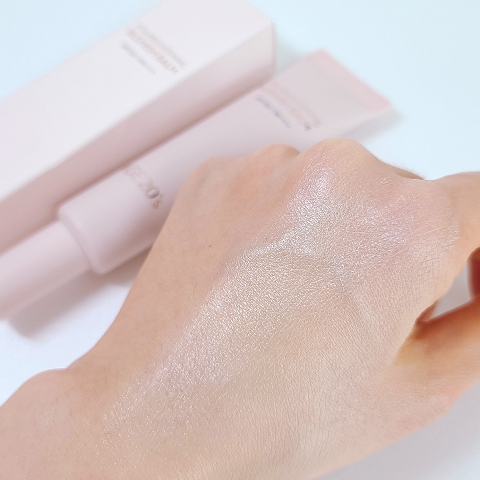 수분에센스가 흡수되기 전 얇게 퍼뜨리듯 펴바르고, 파우더리하게 변할 때 손으로 토닥토닥 눌러 밀착시켜 주면 얇고 자연스러운 피부 표현을 할 수 있어요

​

초반에 얇게 펴바를수록 답답함 없이 편안하고, 피부 표현도 자연스러운 편!