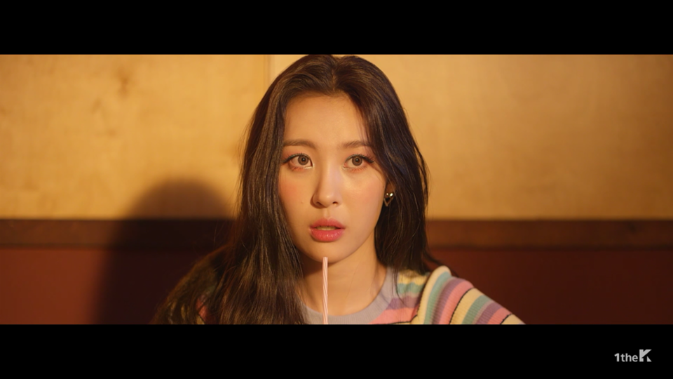 근데 치크도 그렇고 코랄코랄한 느낌이 나서 청록+코랄조합으로 해본 아이메이크업이에요!