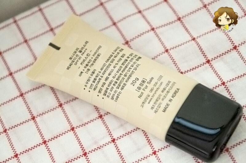 기본적으로 미백과 자외선차단, 주름개선 기능의 3 in 1 기능성 제품이예요
 제형감은 굉장히 촉촉하면서도 탱탱하게 쫀쫀함이 느껴지는
크림형 텍스쳐인데요