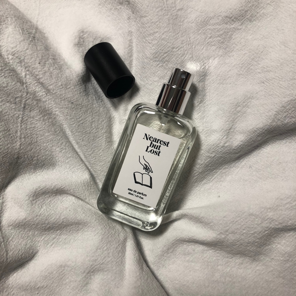 뚜껑은 위로 당기면 부드럽게 열리구요!
이렇게 스프레이 타입으로 되어있습니다.

딸깍 하고 열리지 않아서, 나중에 뚜껑이 헐거워지는 일은 없을거 같아요!