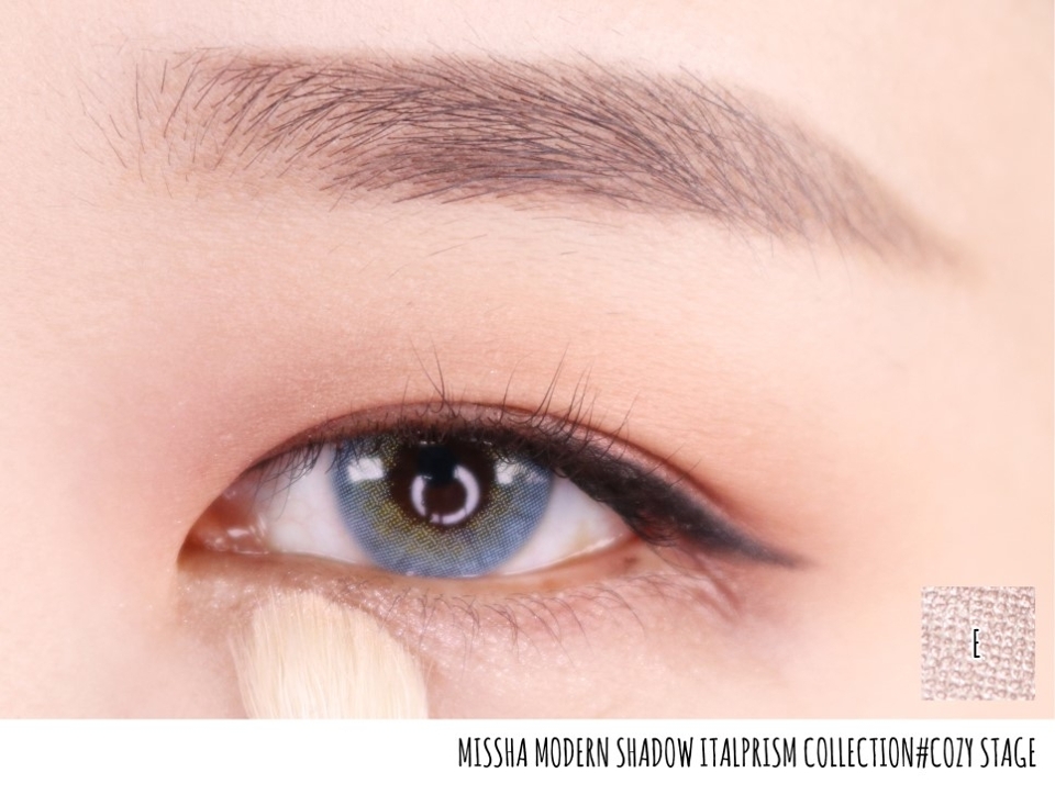 다음은 E컬러로 언더와 눈앞머리에 살짝 펄감을 올려주고,
